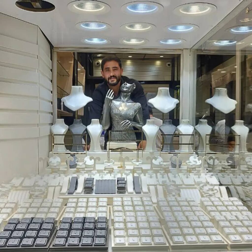 طراحی دکور ویترین طلا فروشی